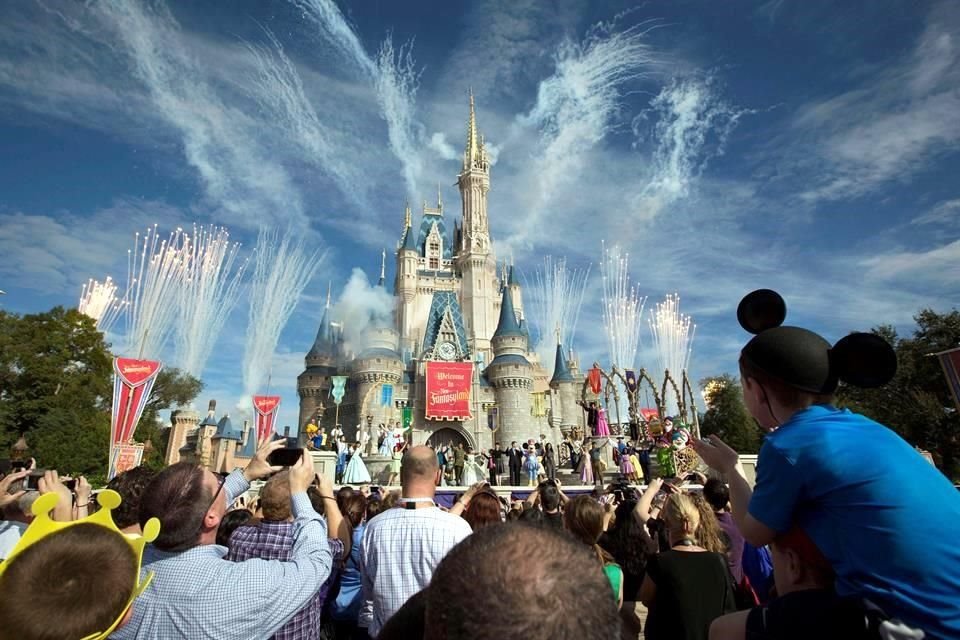 Disney comunicó que seguirá adelante con la reapertura el sábado de sus parques en Florida.