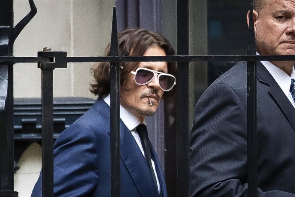 Johnny Depp dijo durante el inicio de su juicio que consumió muchas drogas cuando era joven y que decidió separarse de Amber Heard tras encontrar heces fecales en la cama que compartían.