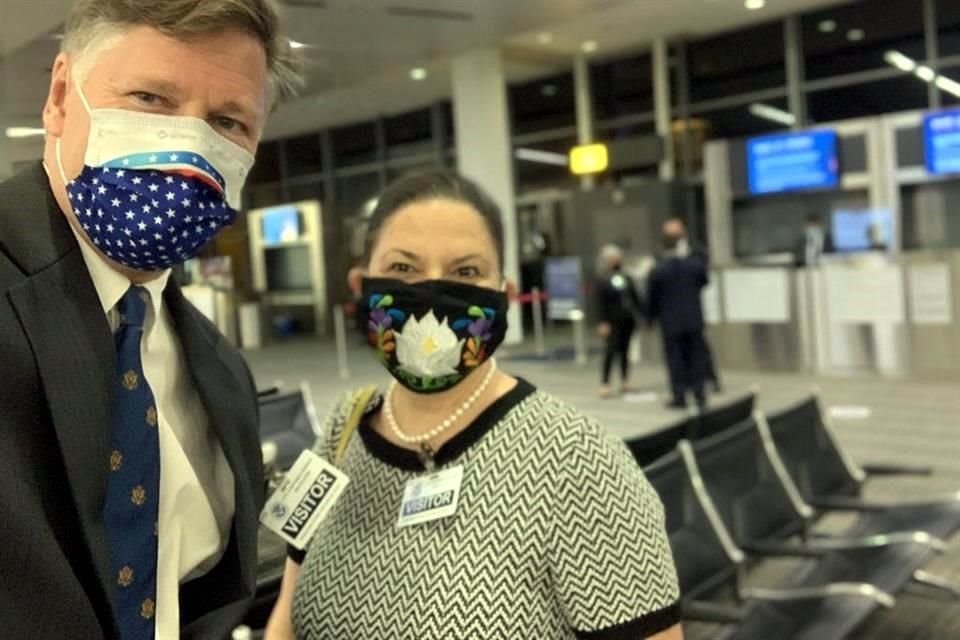 En el aeropuerto ya lo esperaban los Embajadores  Christopher Landau y Martha Bárcena.