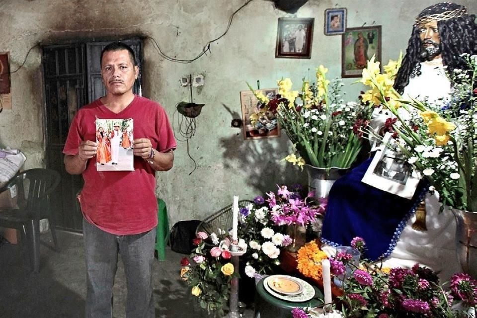 Clemente Rodríguez sostiene la fotografía de su hijo Christian Rodríguez Telumbre, normalista de Ayotzinapa.