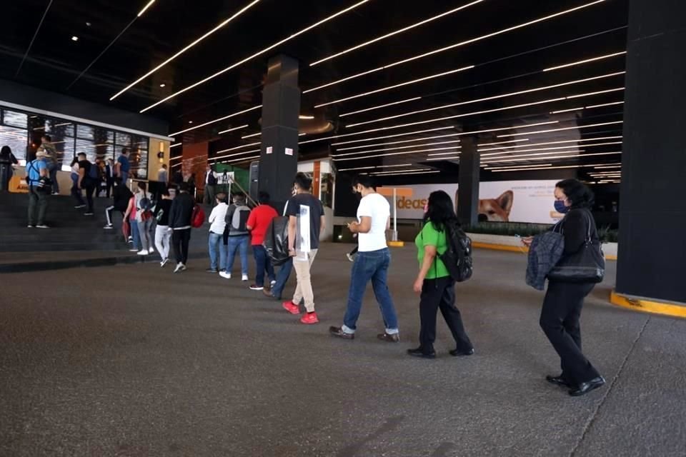 Este miércoles se reabrieron centros comerciales en CDMX, y algunos, como Parque Delta, presentaron filas de hasta 800 personas en accesos.