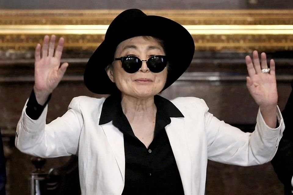 Yoko Ono vive postrada en una silla de ruedas debido a una enfermedad que no ha sido revelada, espacio desde el cual administra sus millones.