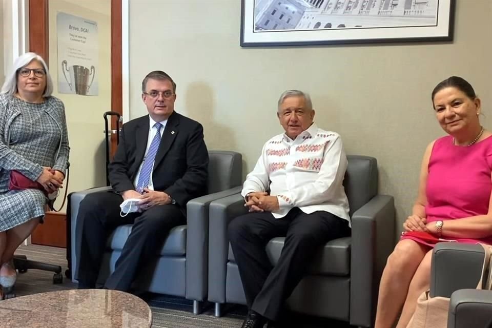 López Obrador junto con los Secretarios Márquez y Ebrard y la Embajadora Bárcena, previo a su salida del aeropuerto Ronald Reagan.