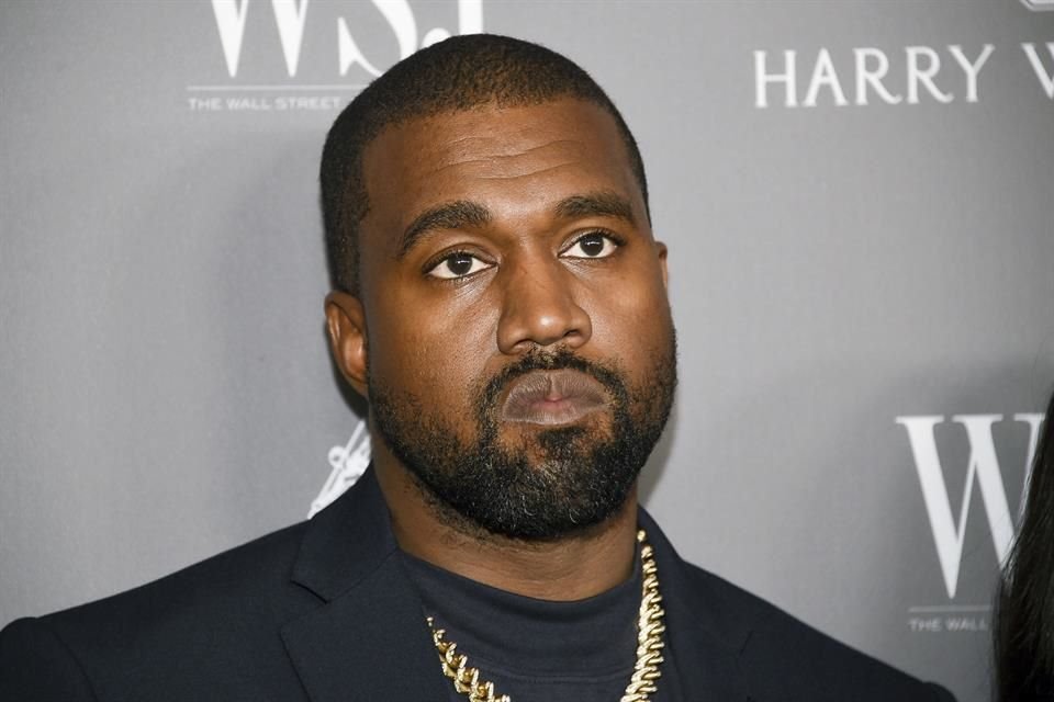 Gente cercana a Kanye West dijo que el cantante está pasando por un grave episodio de bipolaridad, y que eso está influyendo en sus declaraciones y decisiones recientes.