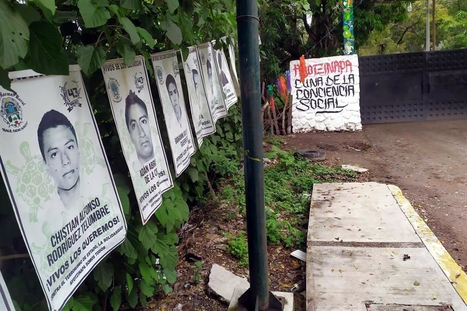 Entrada a la Escuela Normal Rural de Ayotzinapa.