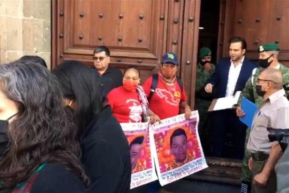 Los padres no hicieron declaraciones a su entrada a Palacio Nacional para reunión con AMLO.