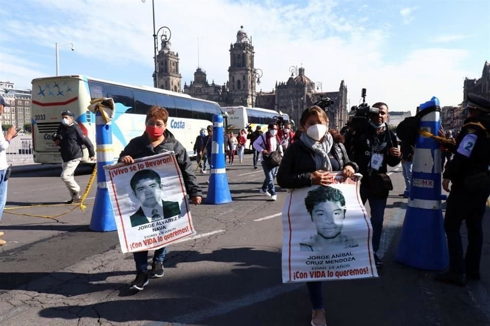 Los familiares de los 43 estudiantes de la Normal Rural de Ayotzinapa se reúnen con él Presidente Andrés Manuel Lopez Obrador en Palacio Nacional.