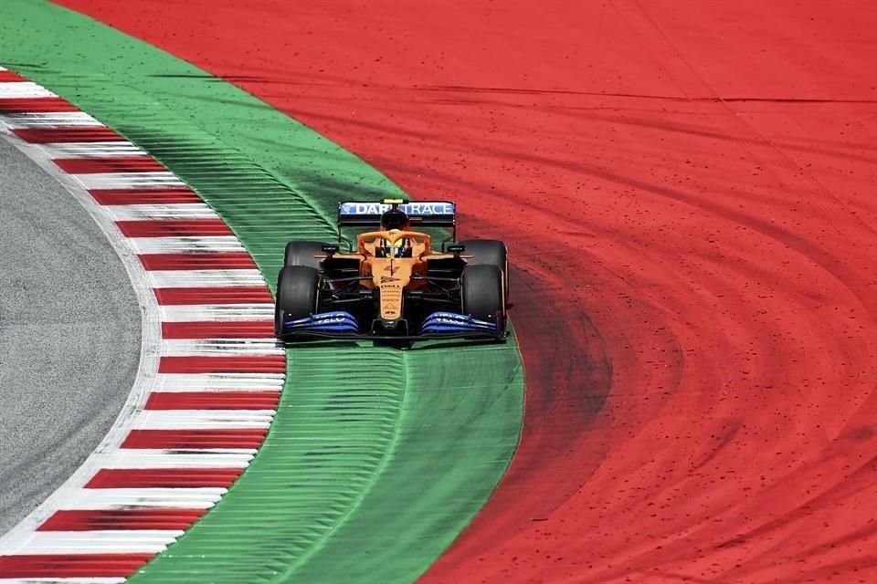 En la última recta, Lando Norris rebasó a Sergio Pérez y le 'robó' la quinta posición.