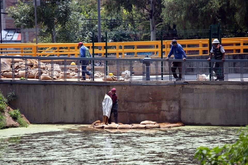 En el tramo de Río Churubusco a La Viga fue secado el Canal Nacional para colocar piedra braza en el lecho, pero eso trajo consecuencias negativas.