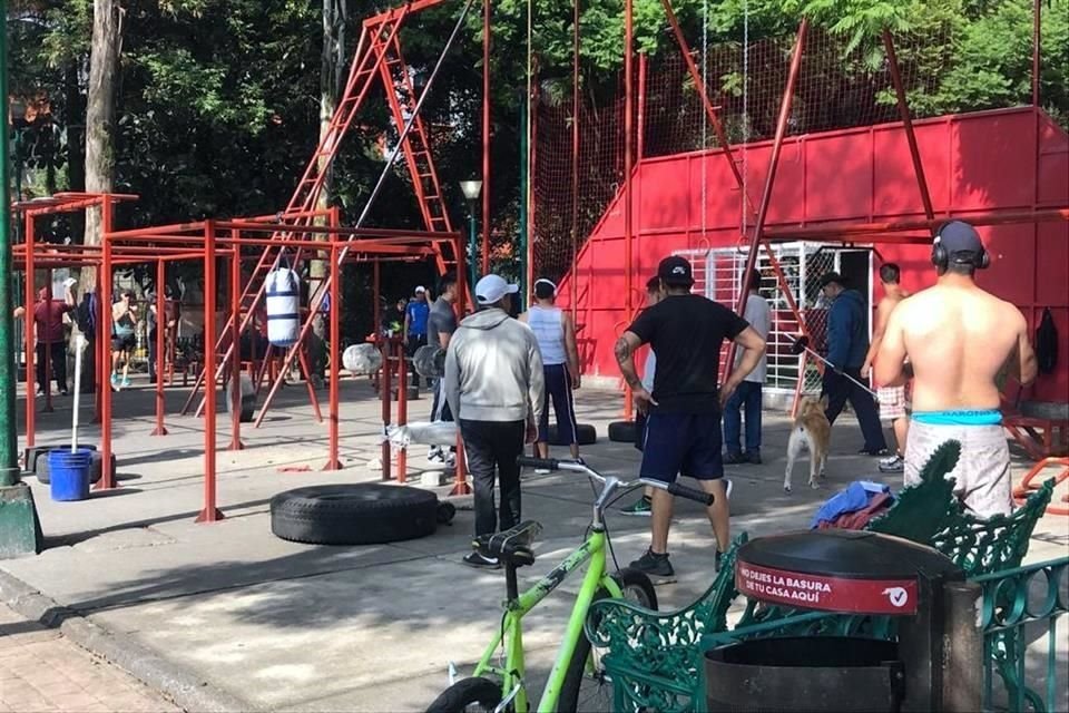 Algunos no usaban playera, vestían shorts y sólo dos usaban cubrebocas mientras se ejercitaban al ritmo de música en una bocina que ellos llevaron.