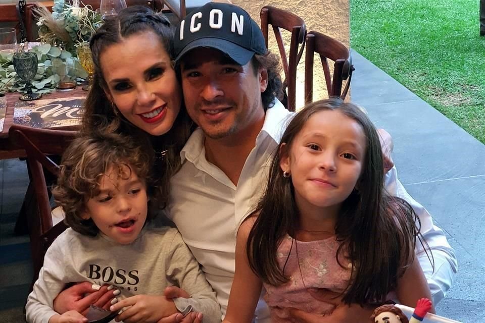 Memo Ochoa fue felicitado por su esposa, Karla Morán, y sus hijos, Guillermo y Lucciana.