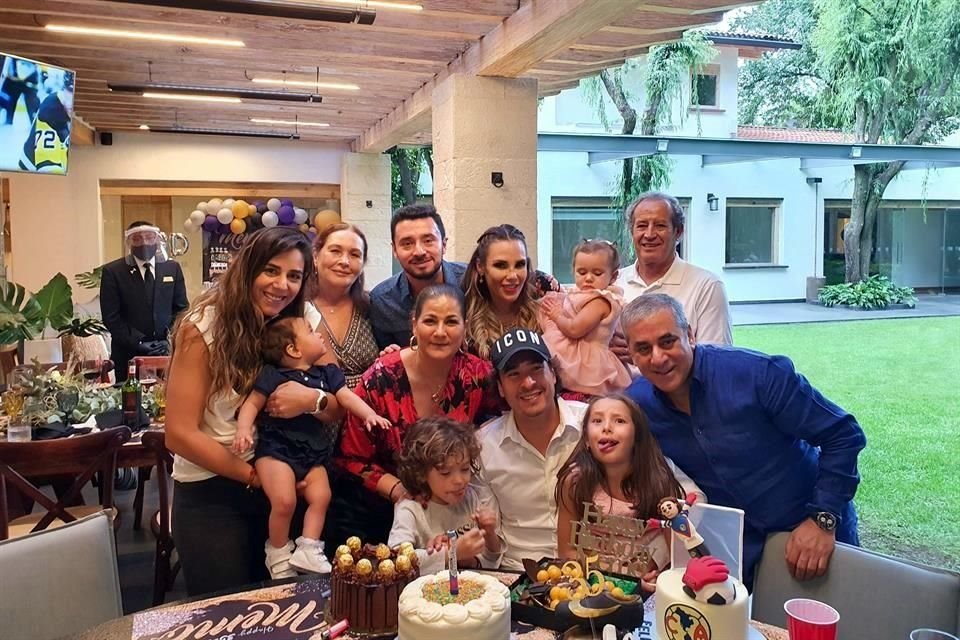 Memo Ochoa junto a su familia