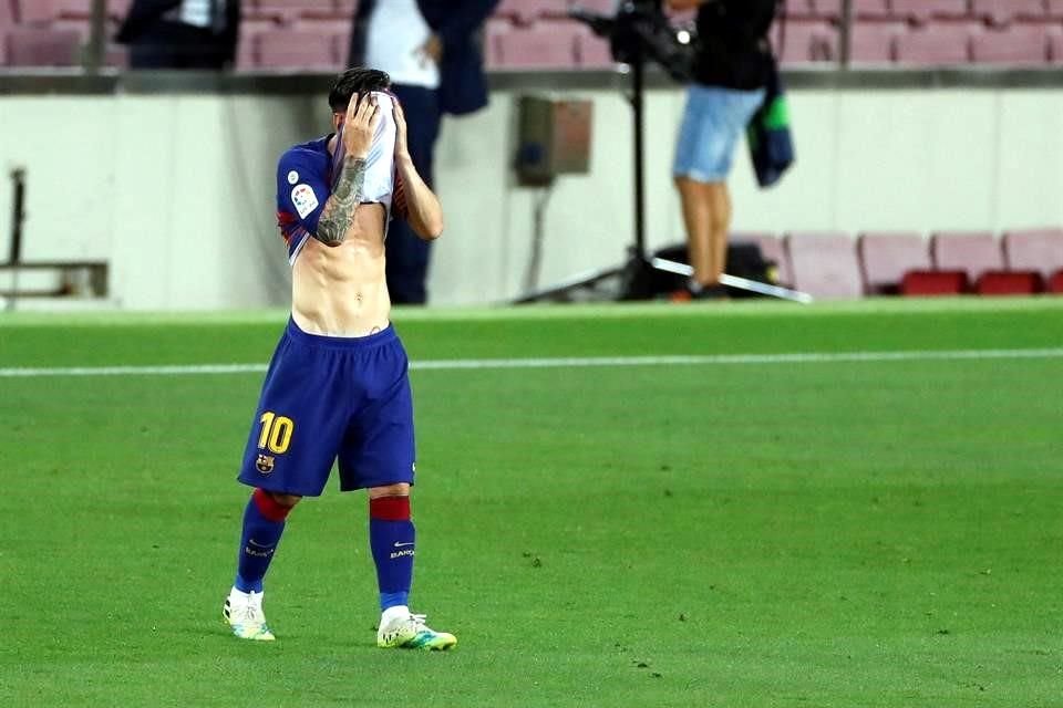 Lionel Messi no pudo ocultar su desesperación, tras el segundo tanto del Osasuna.