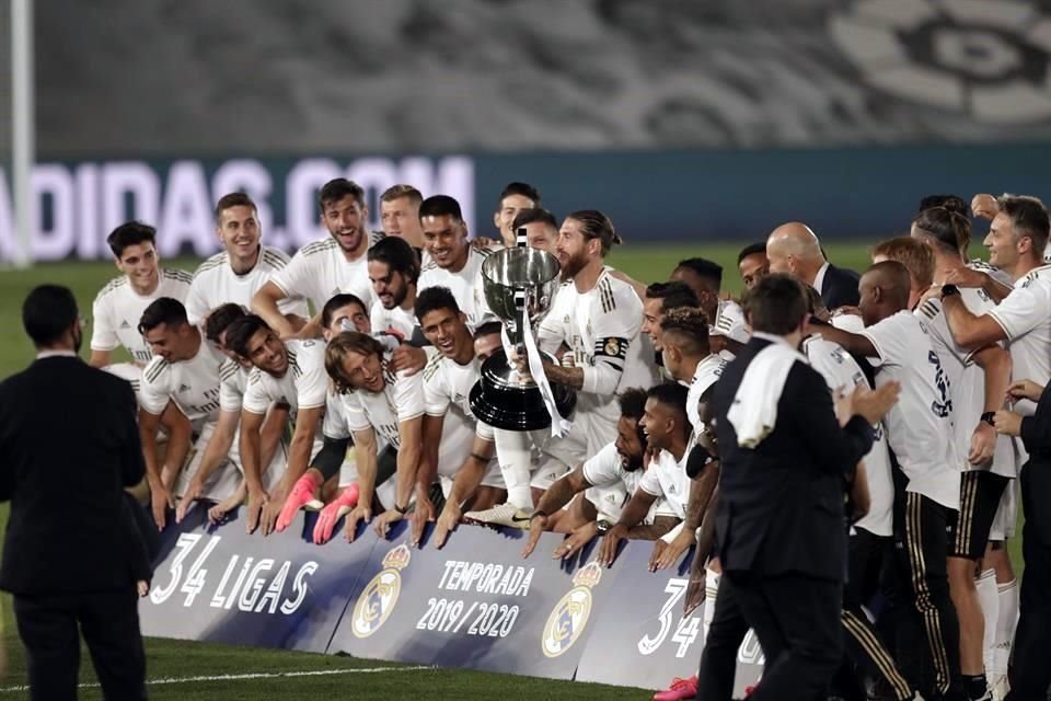 El capitán Sergio Ramos fue el encargado de recibir el trofeo de campeón.