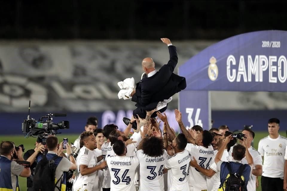 Así el festejo con el técnico Zinedine Zidane.