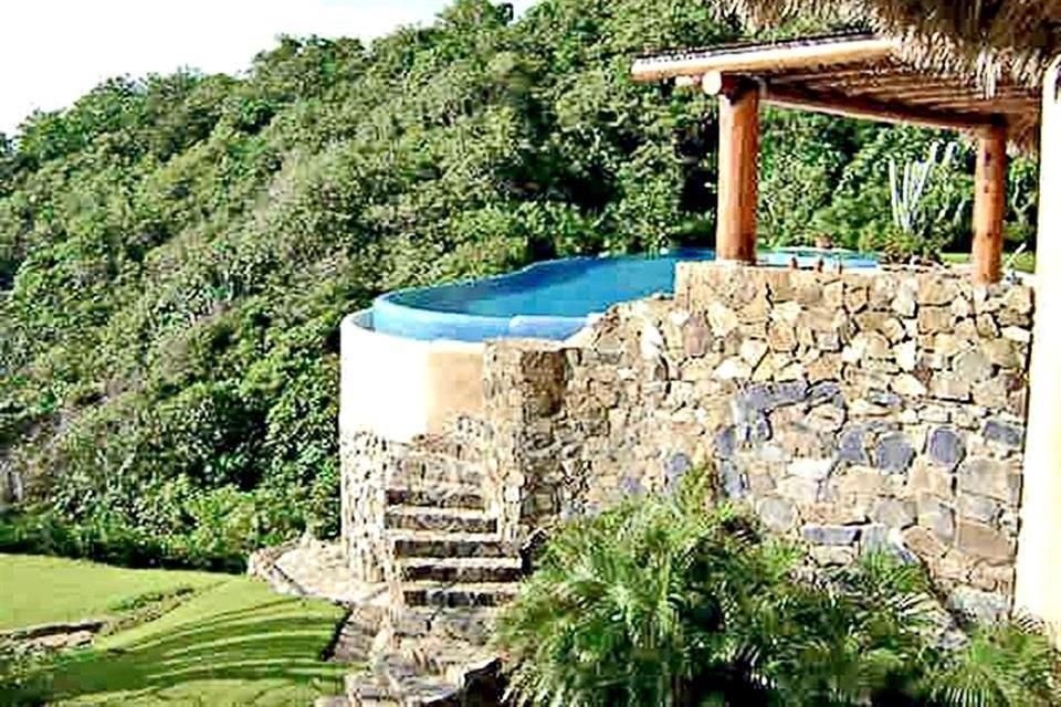 La Fiscalía presume que con sobornos recibidos de  Odebrecht su esposa adquirió una casa en Ixtapa de 1.9 mdd.