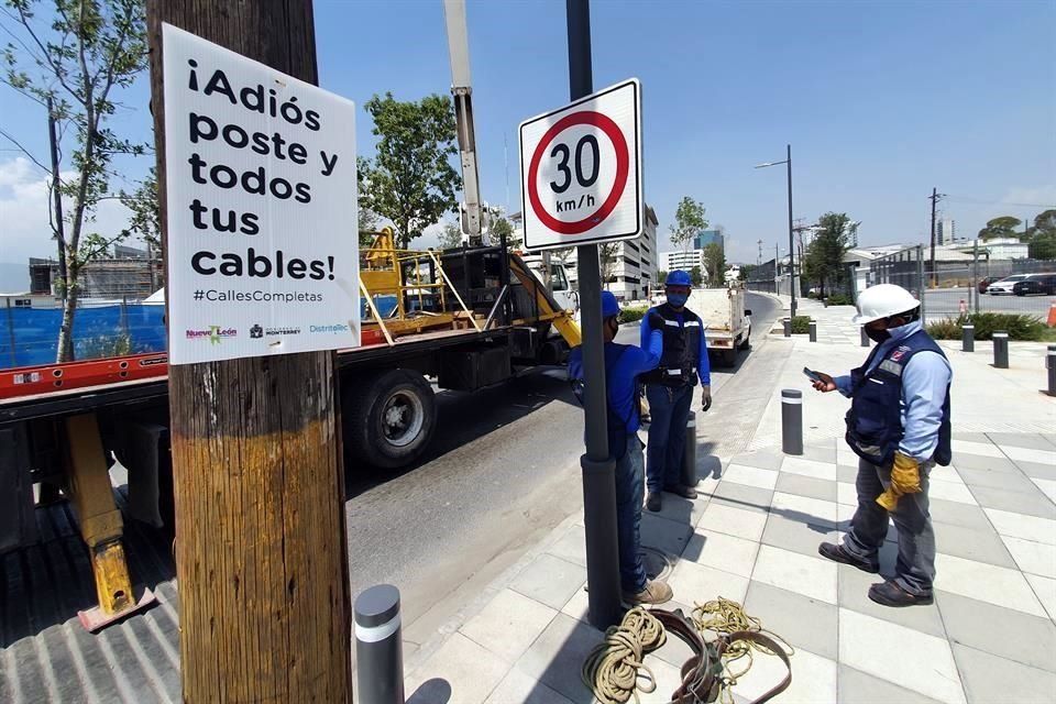 La obra incluye además del retiro de postes de energía eléctrica, adecuaciones viales de accesibilidad universal, plantado de árboles y una ampliación en el arroyo peatonal.