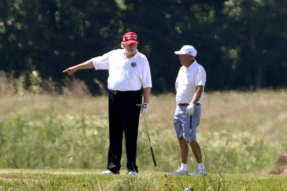 El presidente Trump y el senador republicano Lindsey Graham jugando golf este sábado en Virginia.