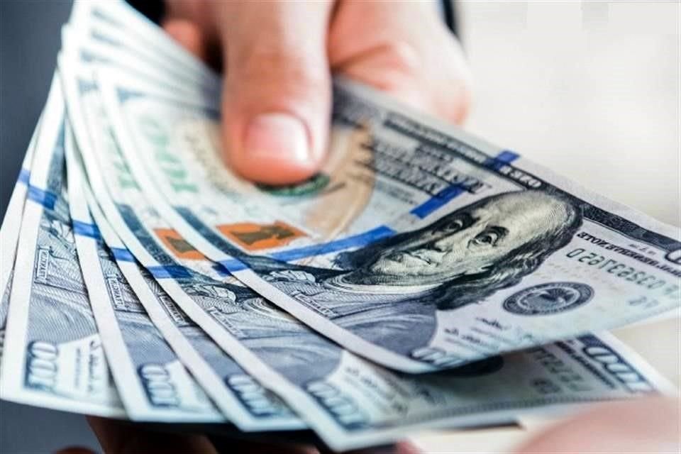 Al mayoreo, el dólar  se vende a 22.69 y se adquiere a 22.68 unidades, 11 centavos más que el viernes 17 de julio.