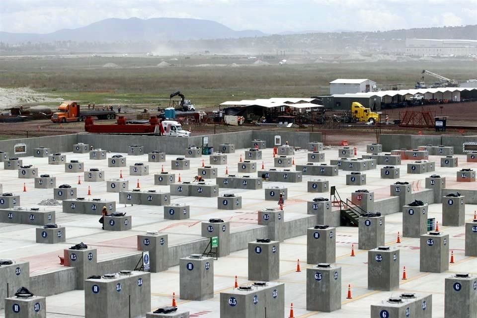 Construcción del aeropuerto en Santa Lucía.