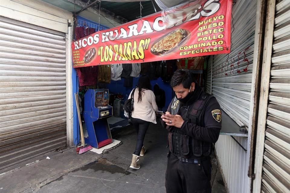 En el paradero de Cuatro Caminos, los puestos de comida en la calle ofrecieron sus productos.