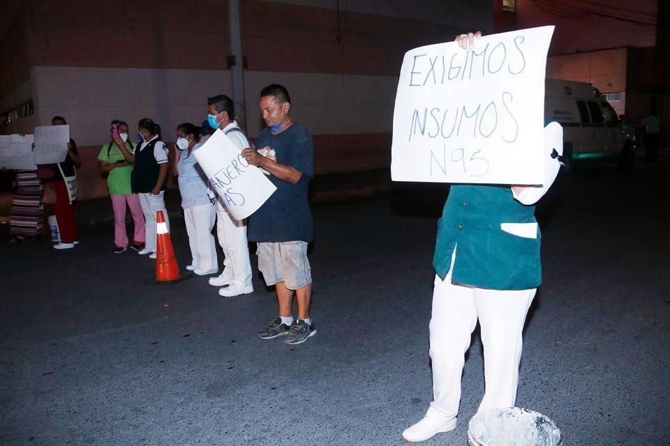 Personal de enfermería del Hospital No. 17 protestó durante dos horas afuera del nosocomio.