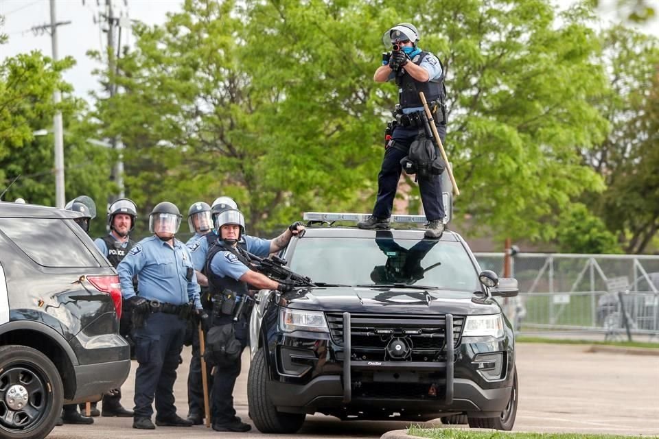 La Policía de Minneapolis apunta a un grupo de manifestantes durante las protestas de mayo pasado en la ciudad.