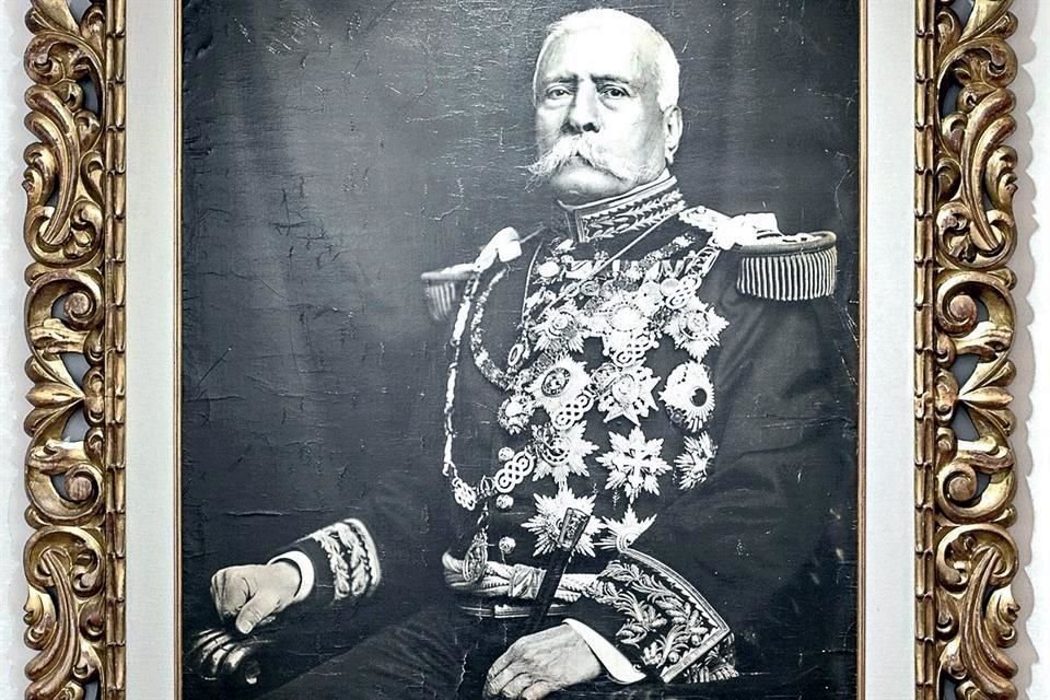 Este retrato de Porfirio Díaz, de 1.70 por 1.60 metro, según Matos, fue considerada la fotografía más grande del mundo.