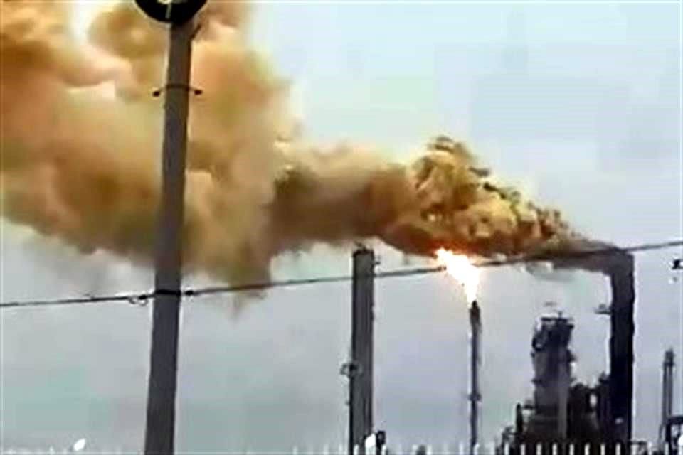 Una de las plantas de la refinería emitió una nube densa colos marrón.