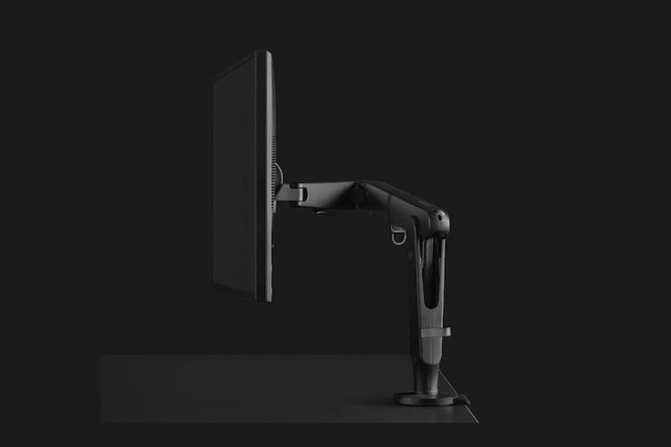 El brazo para monitor Ollin Gaming funciona como soporte para una gran variedad de monitores y computadoras portátiles, sin importar su peso o tamaño.