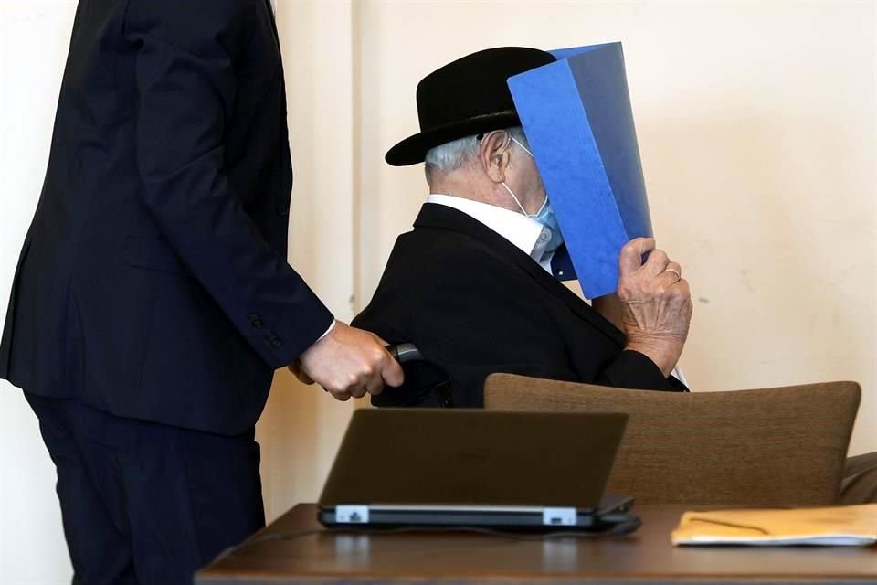 Bruno Dey, de 93 años, se cubre el rostro durante la audiencia en que se le dictó la condena.