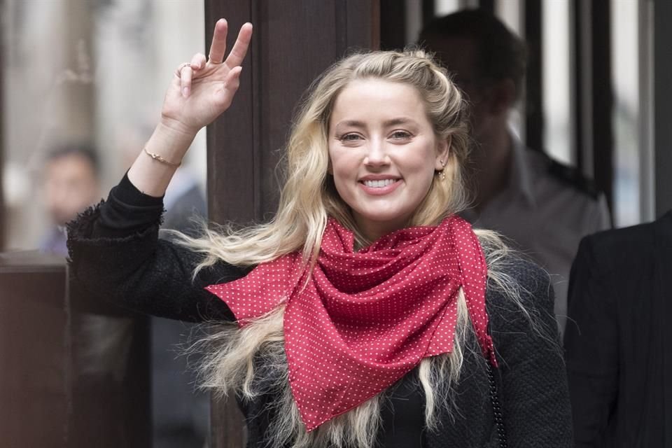 Amber Heard contó que en la pelea que sostuvo con Johnny Depp en Australia, en 2015, él se le acercó y le puso una botella en la cara, amenazándola con cortársela.