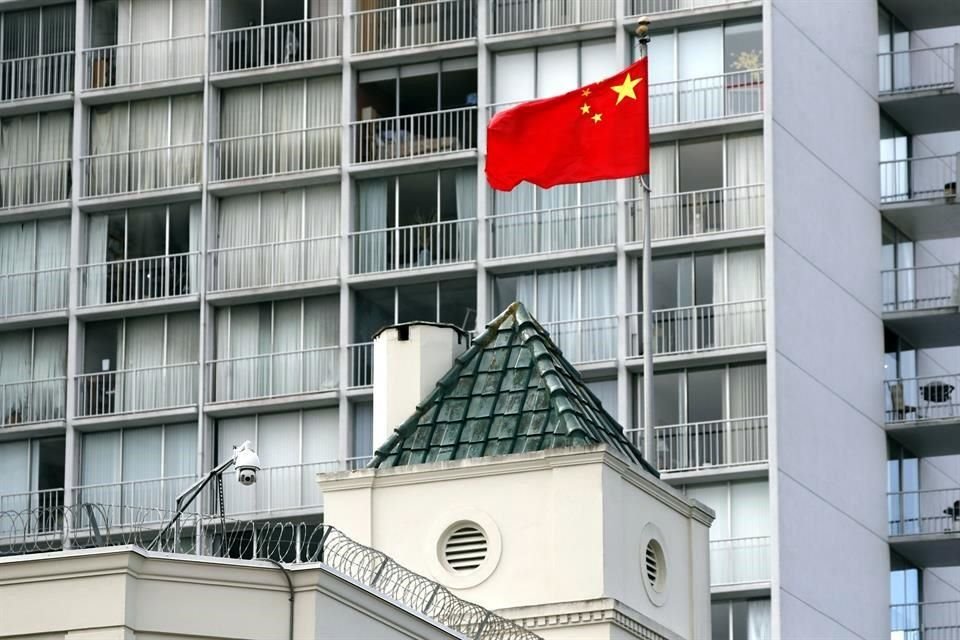 Vista exterior del Consulado de China en San Francisco, con una bandera de ese país.