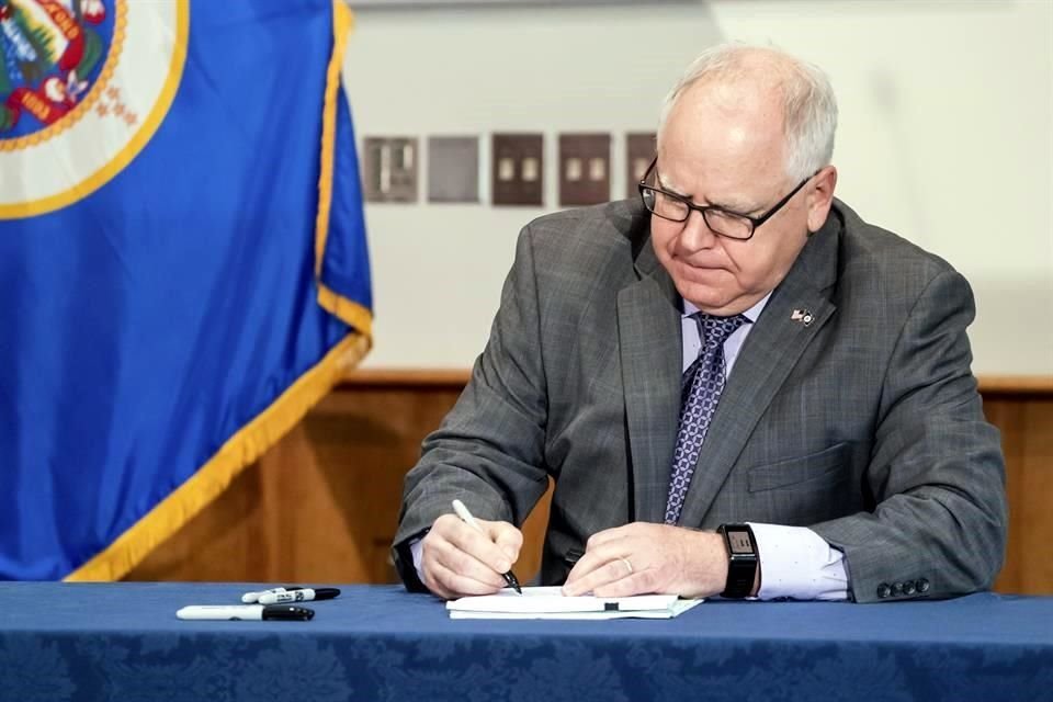 El Gobernador de Minesota, Tim Walz, firma la ley que reforma las prácticas de la Policía.