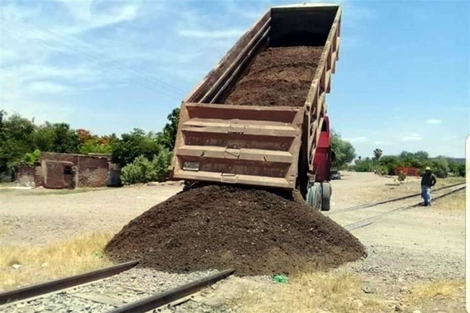 Los manifestantes obstruyen con tierra y escombro el paso del ferrocarril.
