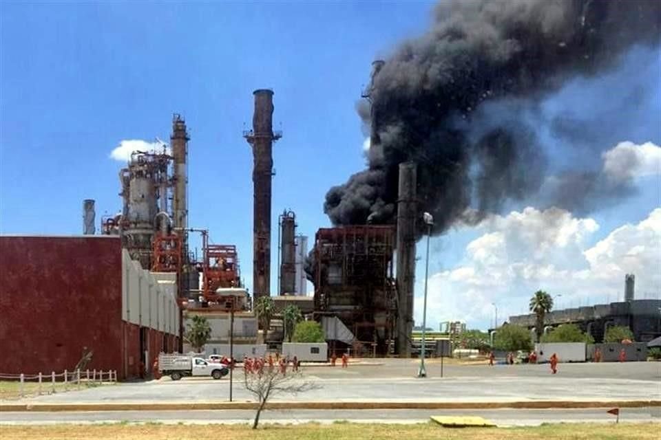 El viernes, hubo un incendio en la planta catalítica de la Refinería de Cadereyta, lo que provocó una nube de humo negro.