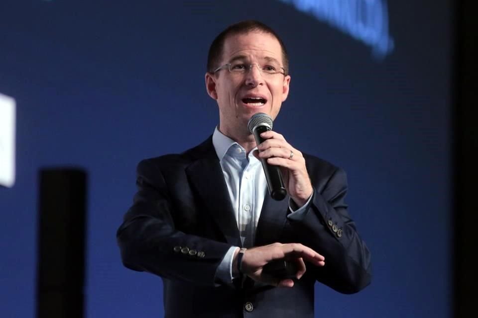 El panista fue presidente de la Cámara de Diputados cuando se discutió la reforma energética, del 2013 a marzo del 2014, y en mayo de ese año asumió el cargo de secretario general del PAN.