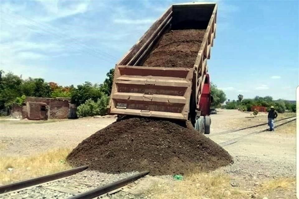 Los manifestantes obstruyen con tierra y escombro el paso del ferrocarril.