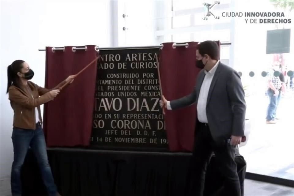 La Jefa de Gobierno, Claudia Sheinbaum, y el Alcalde de Cuauhtémoc, Néstor Núñez, cubrieron con una cortina la placa colocada en 1970 que conmemoraba a Gustavo Díaz Ordaz.