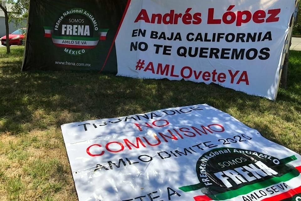 Los manifestantes colocaron lonas en árboles de Baja California.