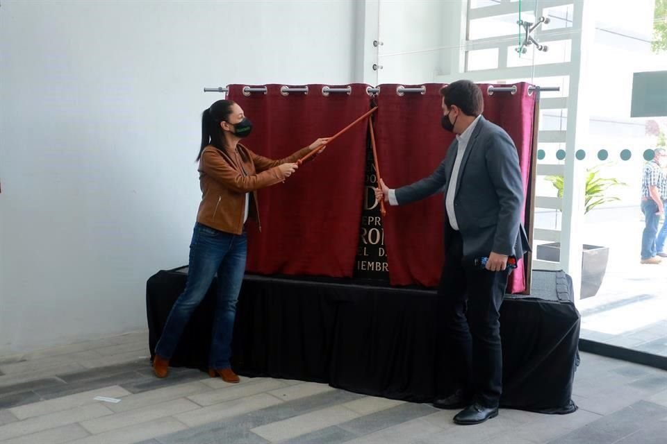 La Jefa de Gobierno, Claudia Sheinbaum, y el Alcalde de Cuauhtémoc, Néstor Núñez, cubrieron con una cortina la placa colocada en 1970 que conmemoraba a Gustavo Díaz Ordaz.