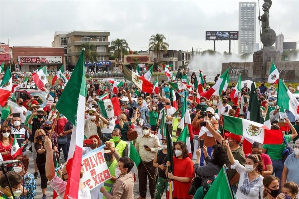 manifestantes cantaron el himno nacional y pronunciaron discursos.