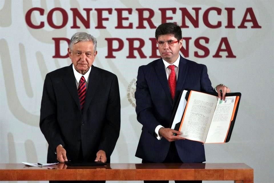 El Presidente AMLO firmó ante notario publico su compromiso de no reelección.