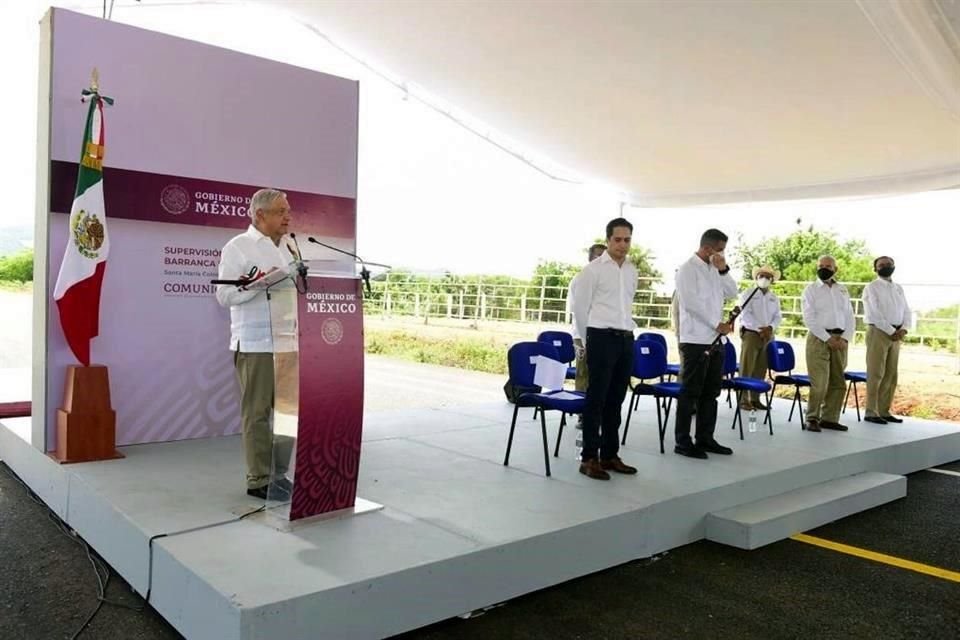 López Obrador en la supervisión de la autopista Barranca Larga-Ventanilla.