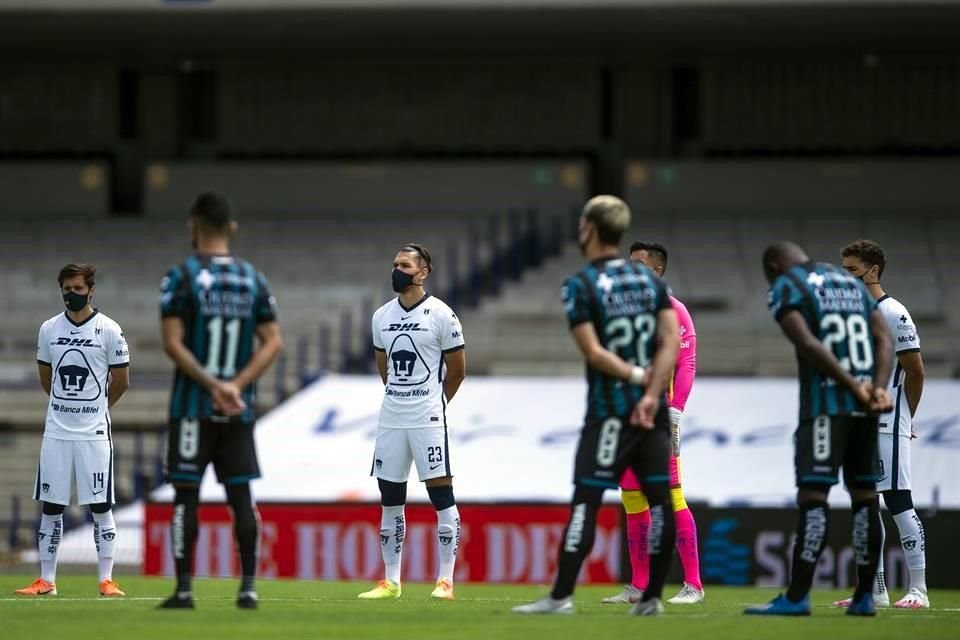 Antes de comenzar el partido, se guardó un minuto de silencio.