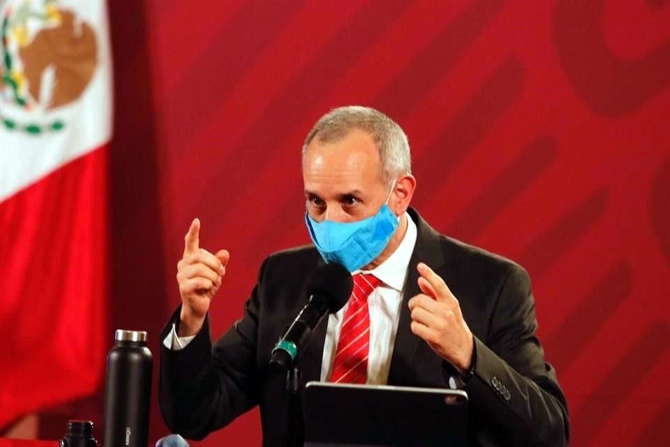 El funcionario hizo una demostración de cómo se debe colocar el cubrebocas adecuadamente.