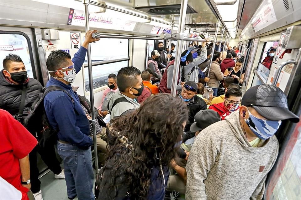 Son pocos los usuarios del transporte público de la CDMX que no usan cubrebocas.