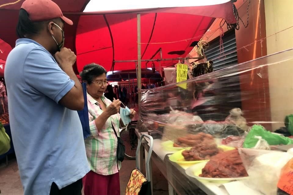 En Ecatepec, la población acude a los tianguis con niños y sin usar cubrebocas.