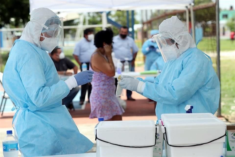 Personal médico realiza pruebas de Covid para romper la cadena de contagio.