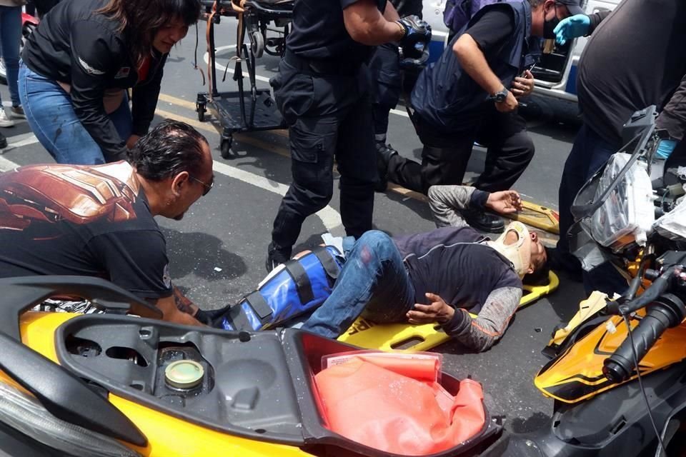 Tres personas resultaron heridas tras un choque entre una unidad del Metrobús y una motoneta, en el Centro Histórico. El conductor de la moto fue el más afectado.